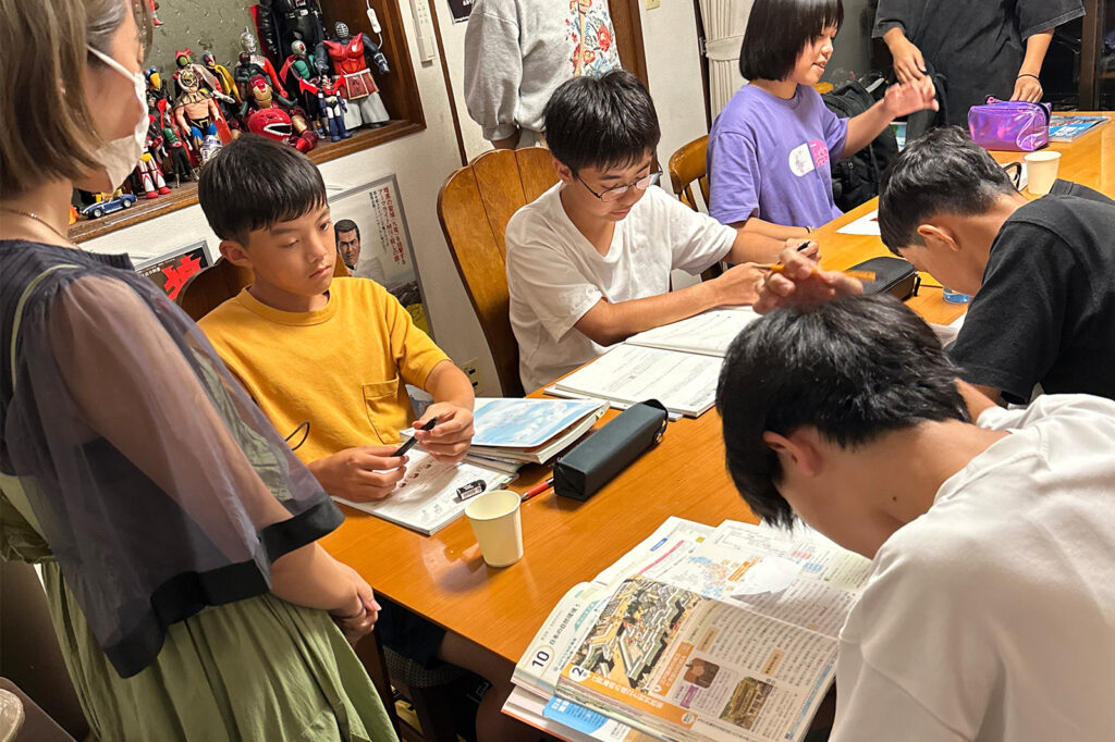 岐阜市のマハロで行われる学習支援の授業風景