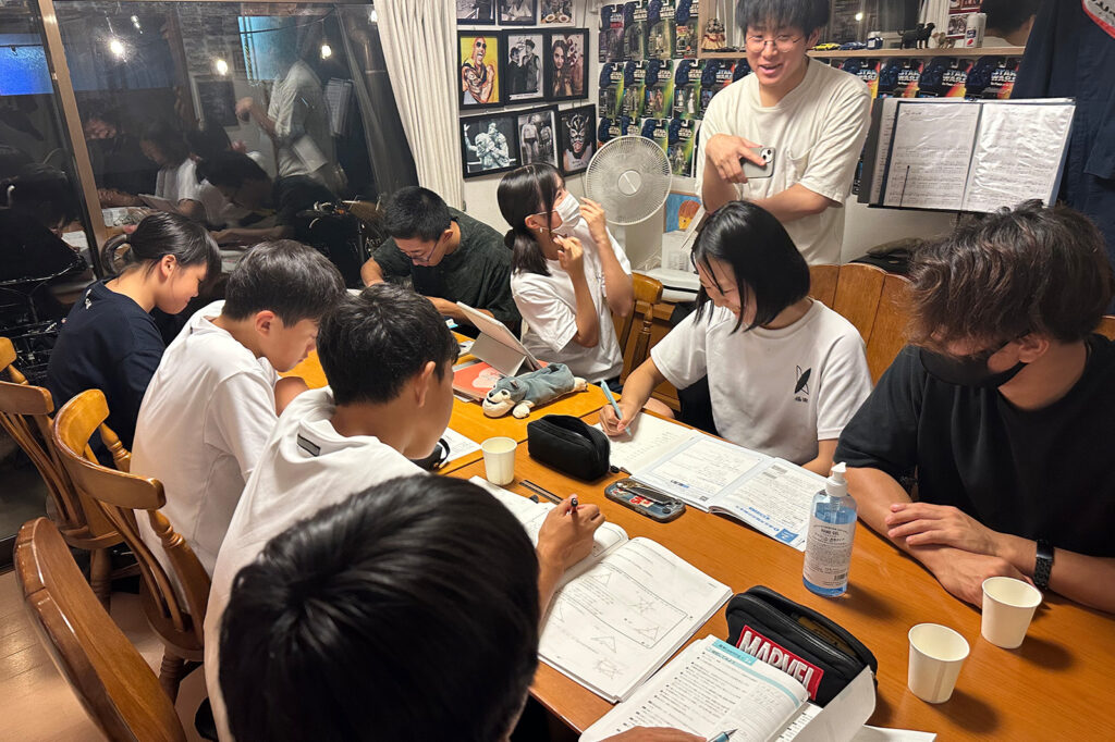 マハロ個別指導塾の教室で先生と一対一の指導を受ける生徒